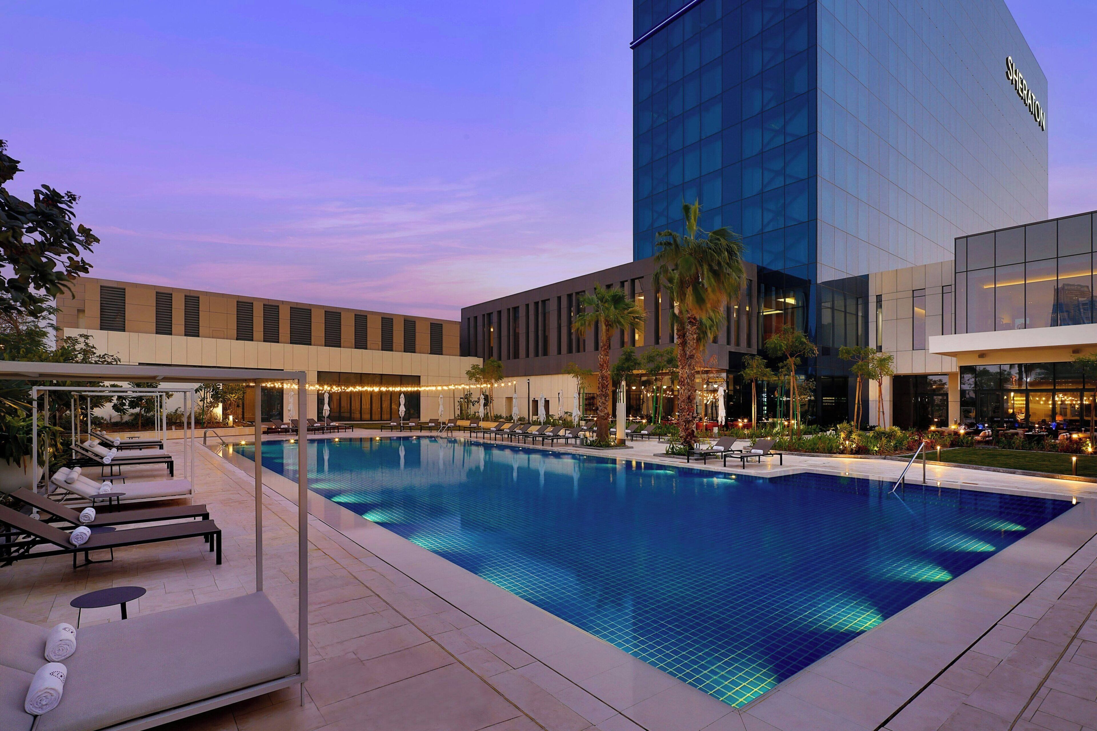 Utomhuspool, parasoller och solstolar