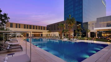 Utomhuspool, parasoller och solstolar