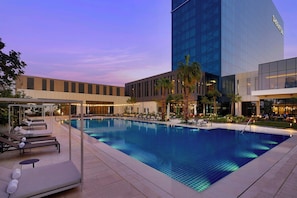 Outdoor pool, pool umbrellas, sun loungers - Sheraton Bahrain Hotel (Manama)
