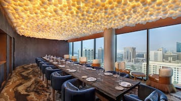 3 restaurants; breakfast, lunch and dinner served