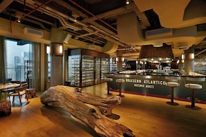 3 restaurants, breakfast, lunch, dinner served; Persian/Iranian cuisine - Sheraton Bahrain Hotel (Manama)