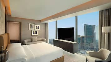 Club Suite, 1 King Bed, Non Smoking, City View | Premium bedding, minibar, in-room safe, iron/ironing board