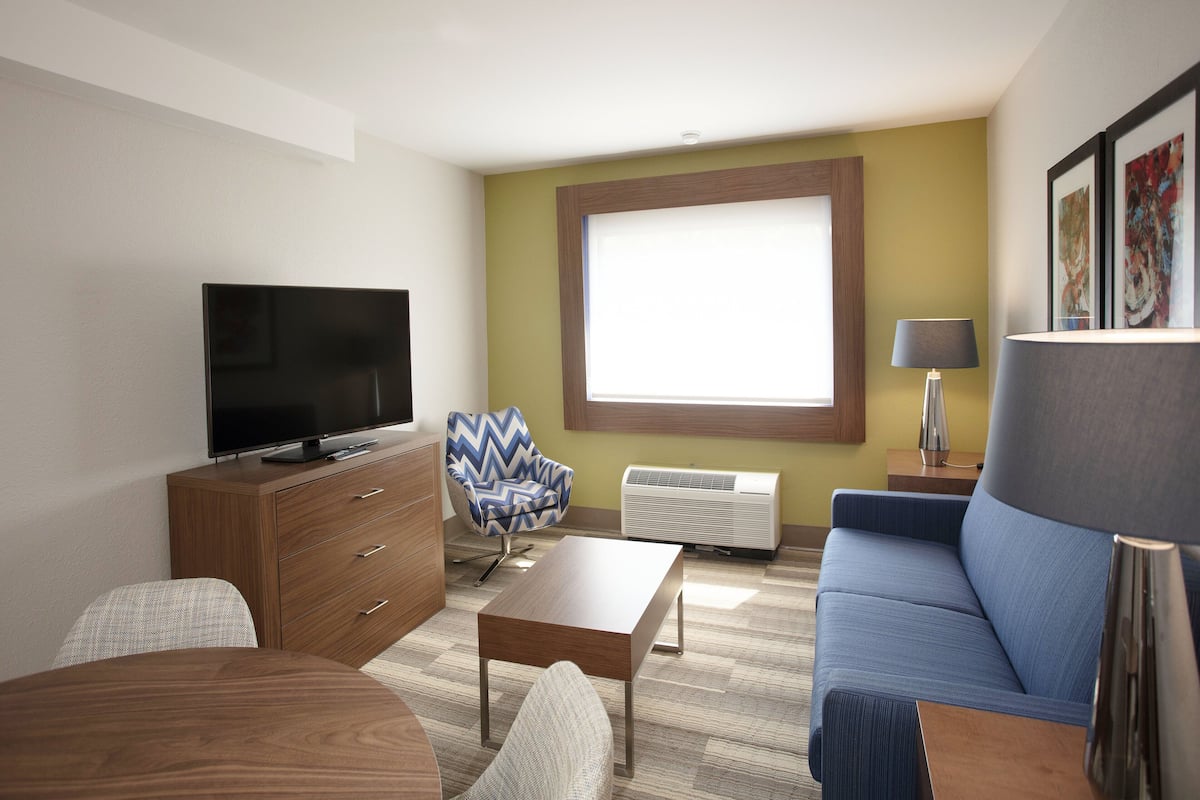 in-room safe, desk, laptop workspace, blackout curtains