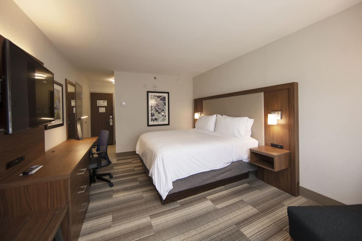 in-room safe, desk, laptop workspace, blackout curtains