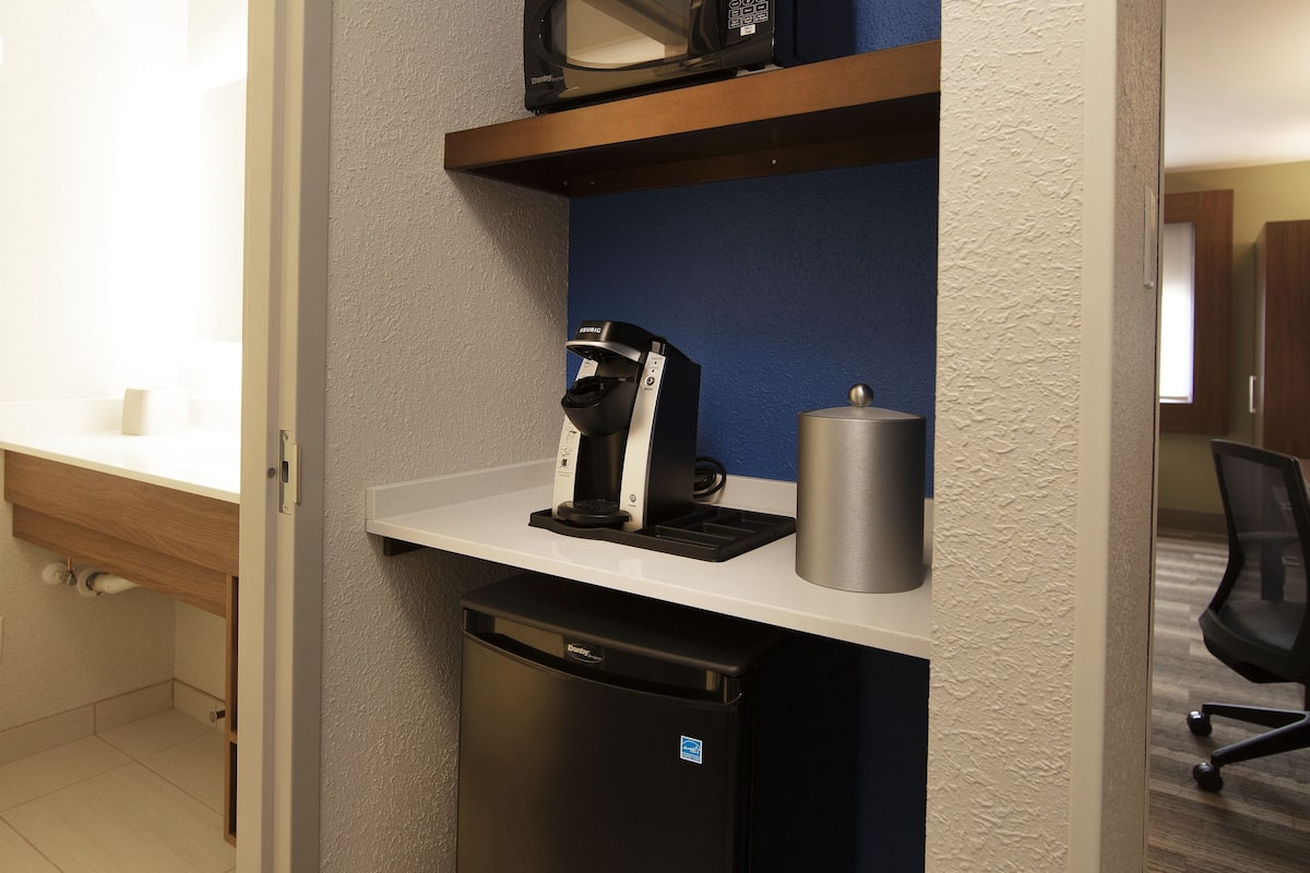 in-room safe, desk, laptop workspace, blackout curtains