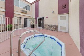 Una piscina al aire libre, sillones reclinables de piscina