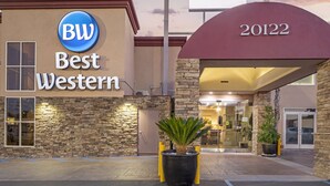 A hotel entrance with a sign reading "BW Best Western 20122". - Best Western Canoga Park Motor Inn (Winnetka)