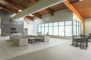 Lobby - Doubletree by Hilton Harrisonburg (Harrisonburg)