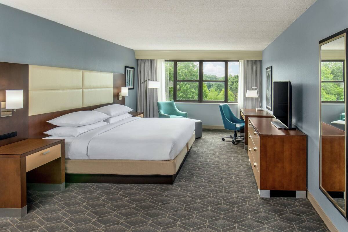 Ropa de cama de alta calidad y caja de seguridad en la habitación