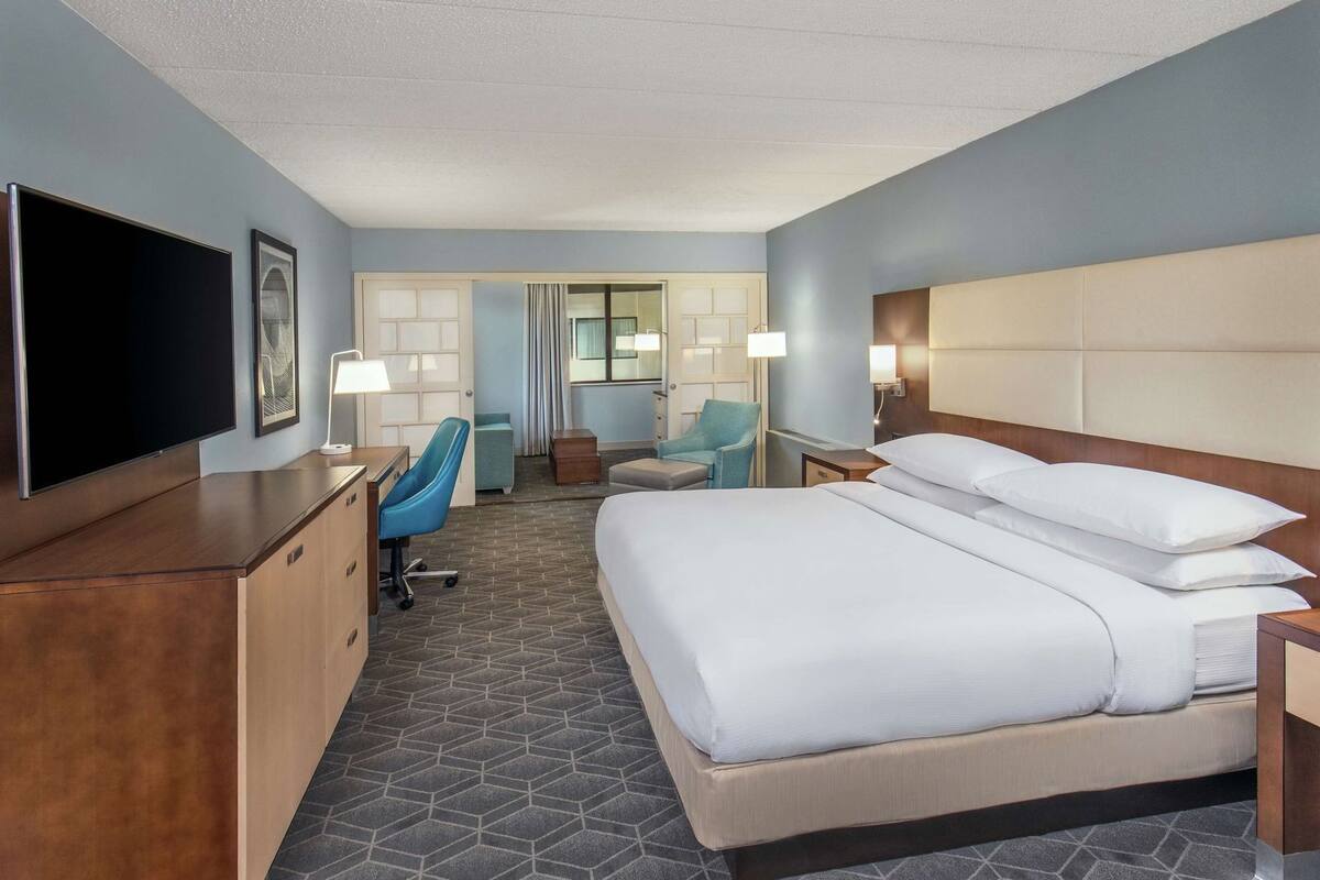 Ropa de cama de alta calidad y caja de seguridad en la habitación