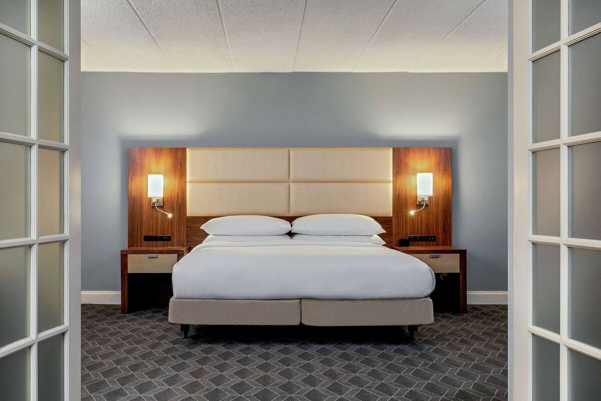 Ropa de cama de alta calidad y caja de seguridad en la habitación