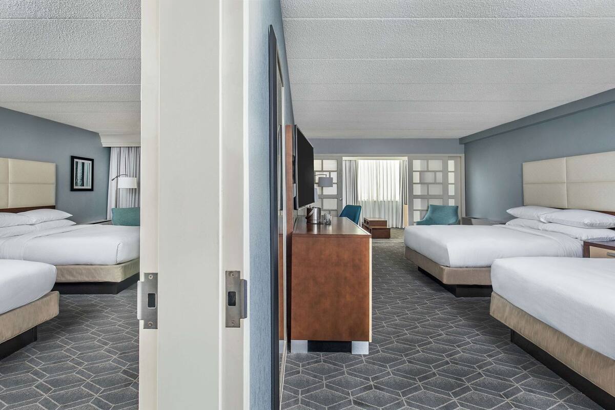 Ropa de cama de alta calidad y caja de seguridad en la habitación