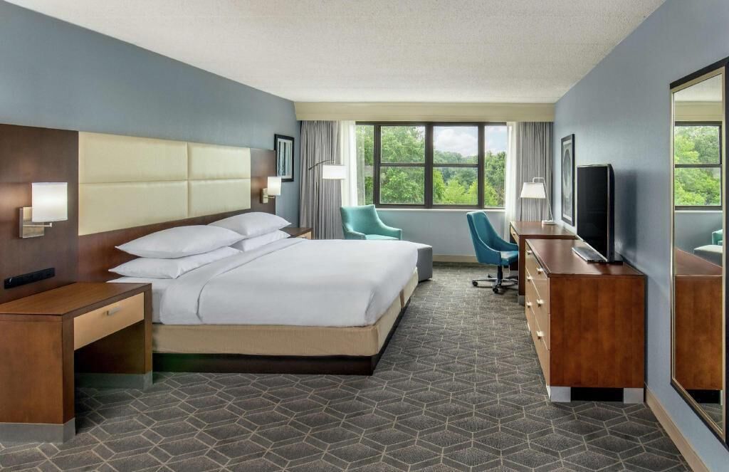 Premium bedding, in-room safe, desk, laptop workspace