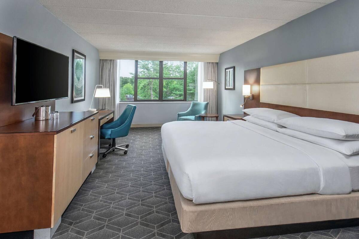 Ropa de cama de alta calidad y caja de seguridad en la habitación