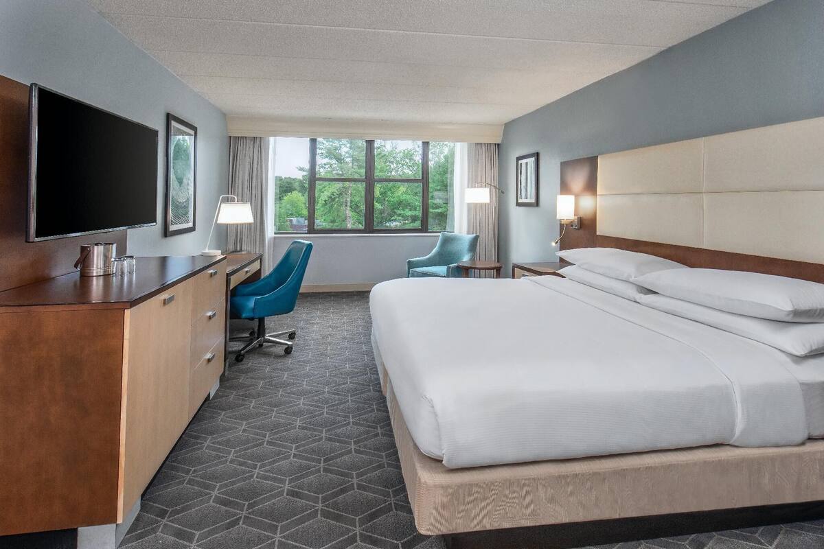 Ropa de cama de alta calidad y caja de seguridad en la habitación