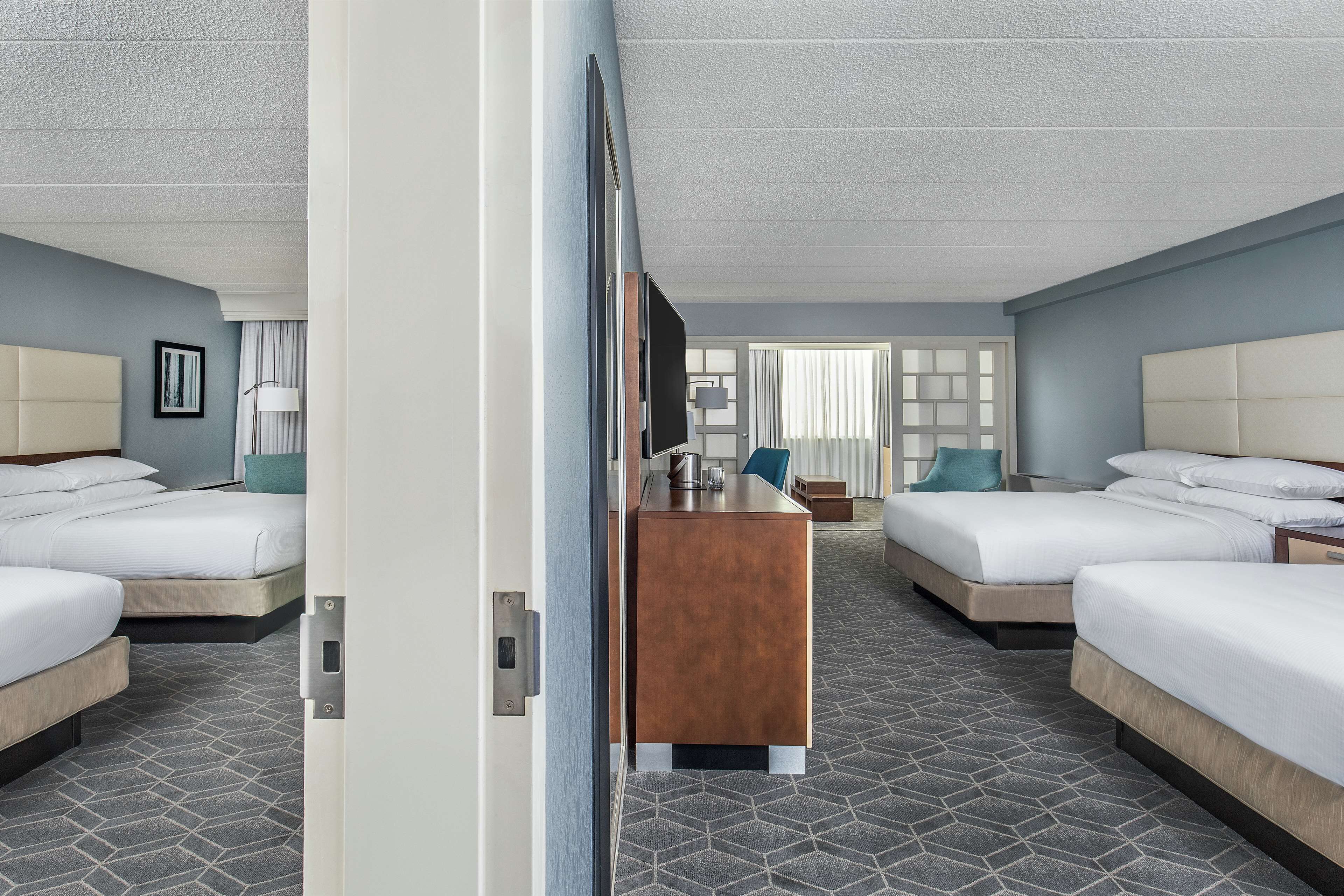 Bộ đồ giường cao cấp, két bảo mật tại phòng, bàn 