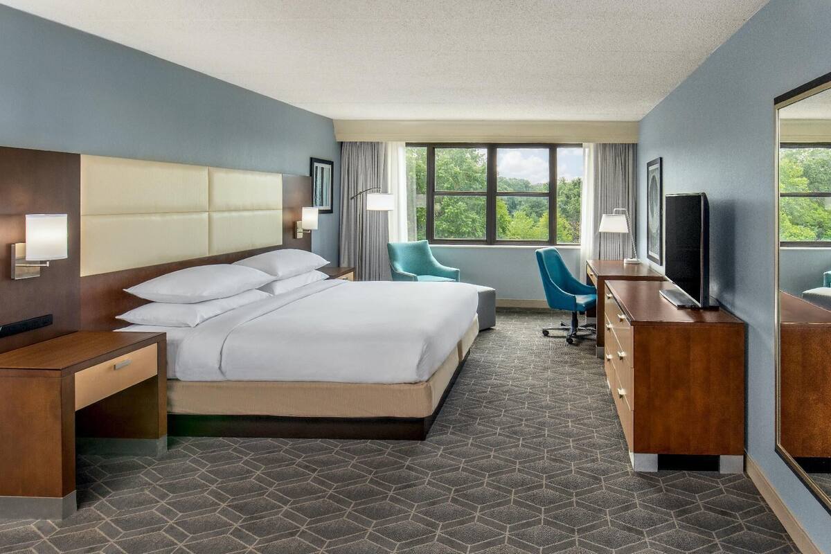 Ropa de cama de alta calidad y caja de seguridad en la habitación