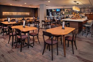 供應早餐和晚餐