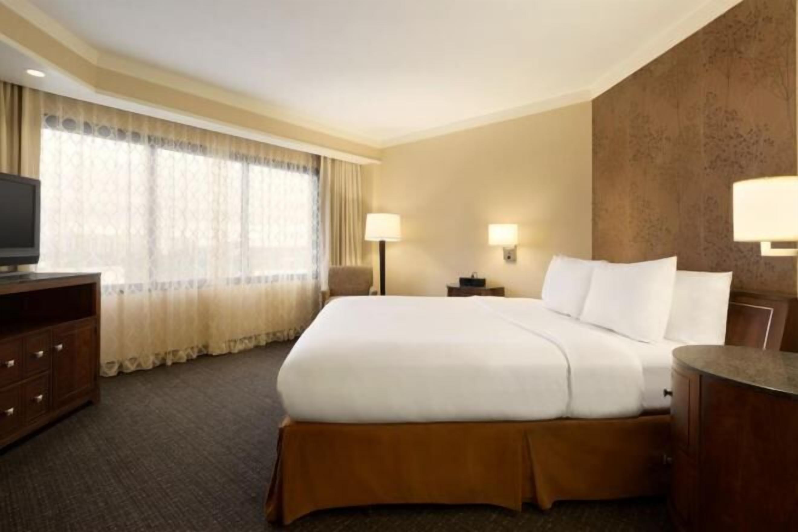 Rúmföt af bestu gerð, rúm með „pillowtop“-dýnum, öryggishólf í herbergi