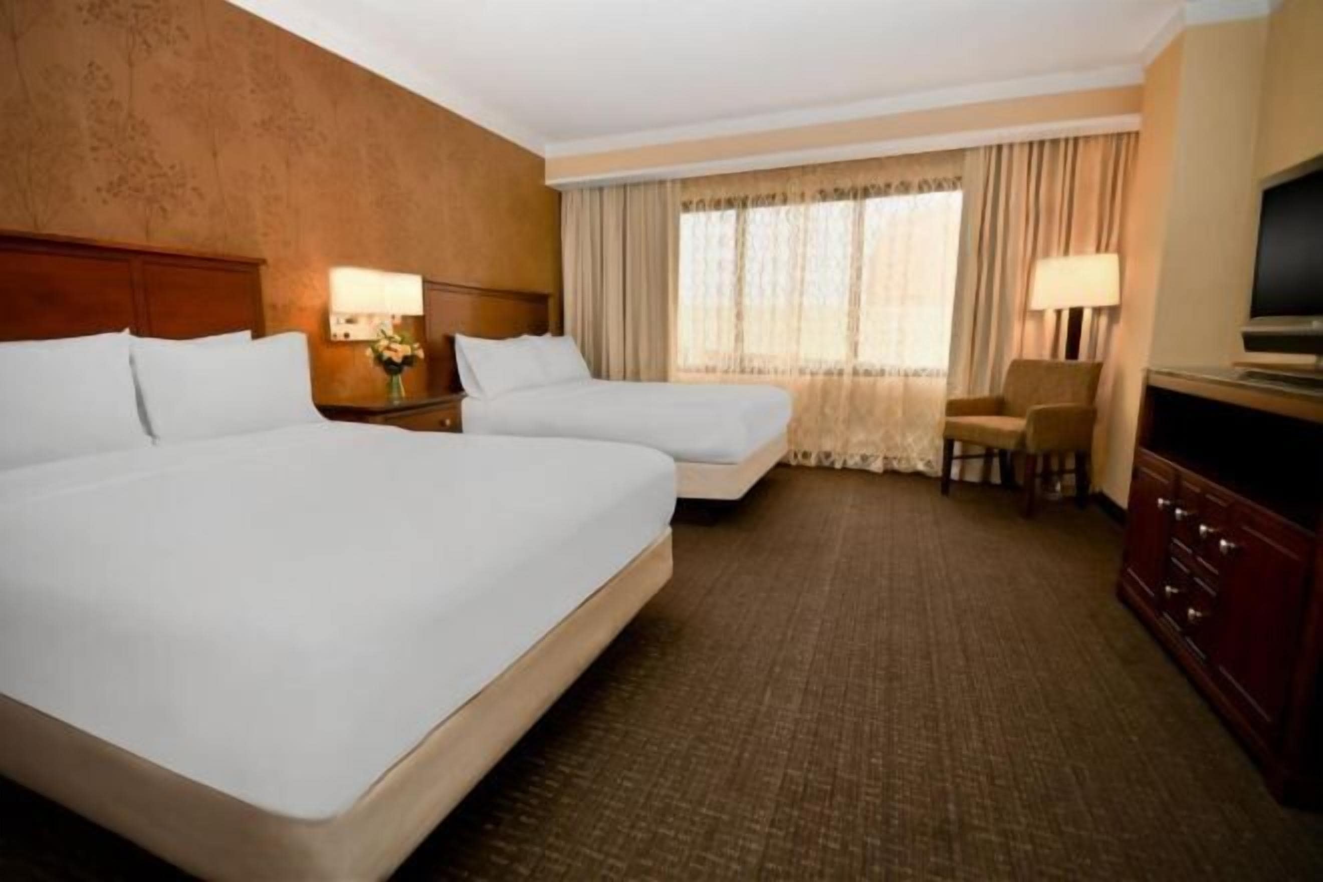 Rúmföt af bestu gerð, rúm með „pillowtop“-dýnum, öryggishólf í herbergi