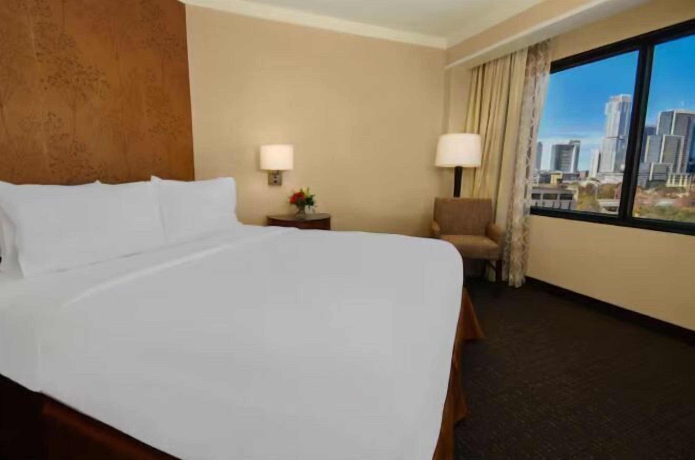 Rúmföt af bestu gerð, rúm með „pillowtop“-dýnum, öryggishólf í herbergi