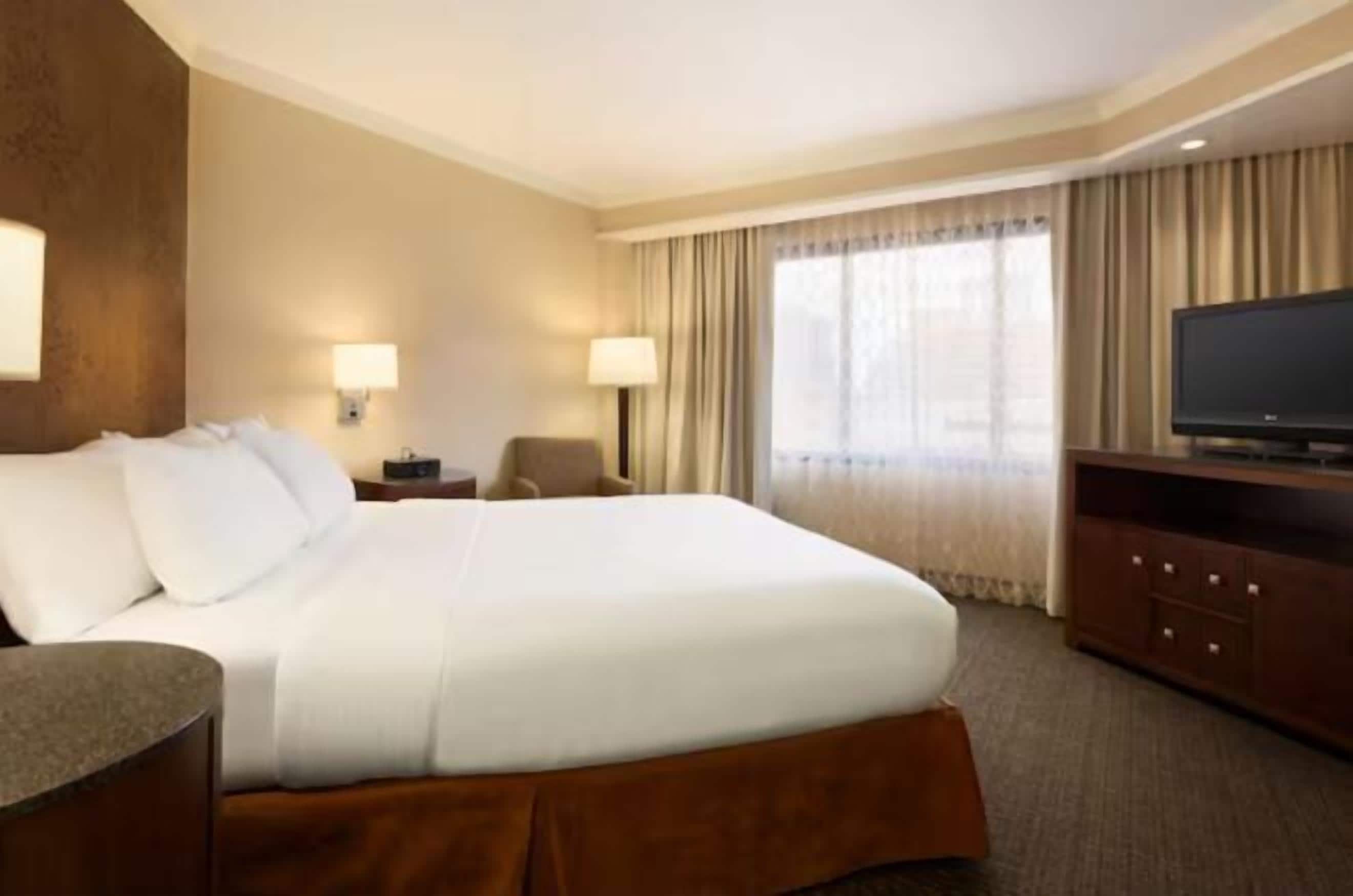 Rúmföt af bestu gerð, rúm með „pillowtop“-dýnum, öryggishólf í herbergi