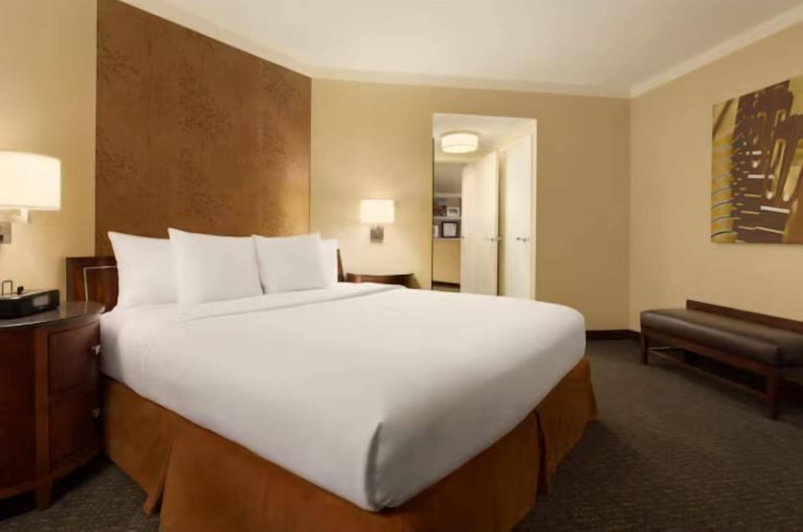 Rúmföt af bestu gerð, rúm með „pillowtop“-dýnum, öryggishólf í herbergi