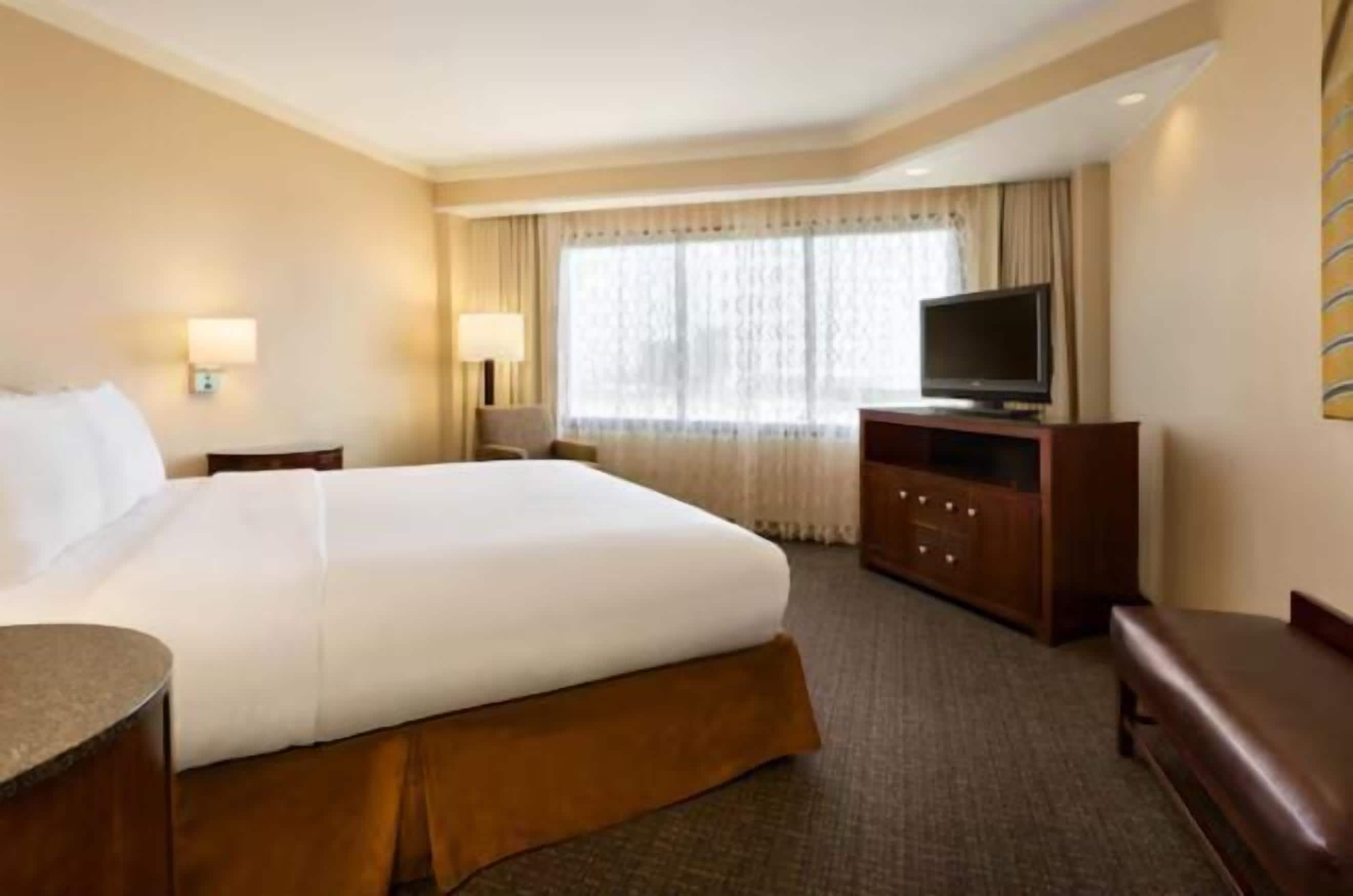 Rúmföt af bestu gerð, rúm með „pillowtop“-dýnum, öryggishólf í herbergi