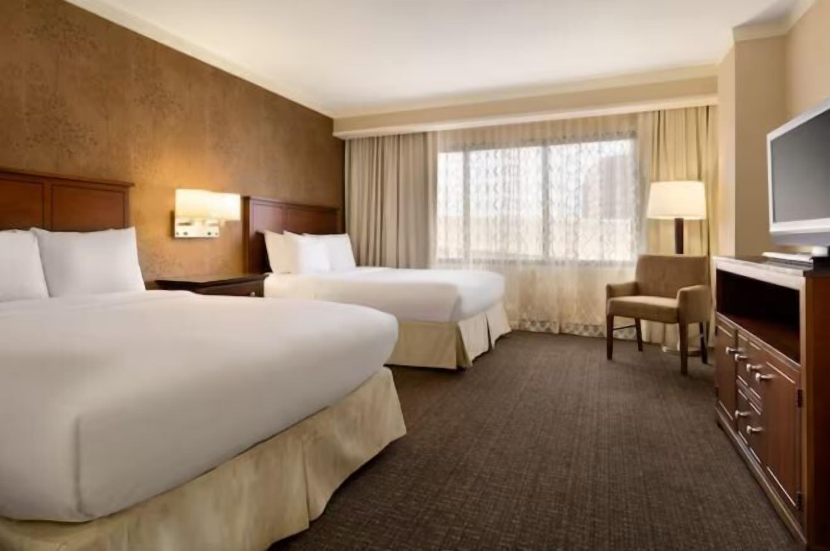 Rúmföt af bestu gerð, rúm með „pillowtop“-dýnum, öryggishólf í herbergi