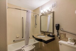 Habitació, 2 llits de matrimoni, accessible, no fumadors | Bany | Combinació de dutxa i banyera i articles de tocador gratuïts 