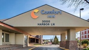 A Comfort Inn hotel entrance with a clear sky, a parking lot, and a sign indicating no parking fire lane. - Comfort Inn Plymouth - Minneapolis (Plymouth)