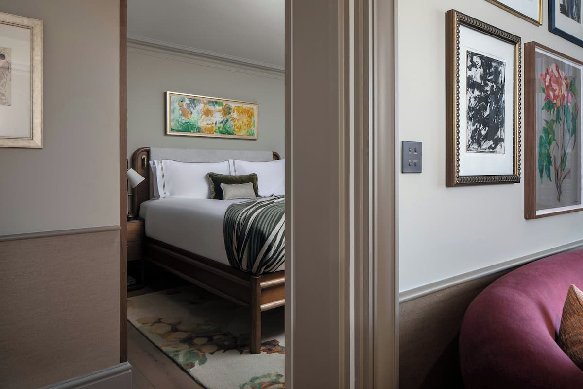 Suite, 1 King Bed | Living room | LCD TV