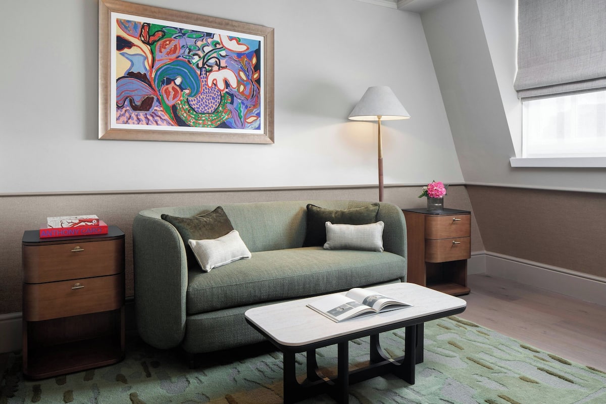 Montcalm Suite, 1 King | Living room