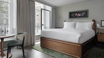 开间, 1 张特大床 (Studio, Guest room, 1 King) | 埃及棉床单、高档床上用品、Select Comfort 床、迷你吧