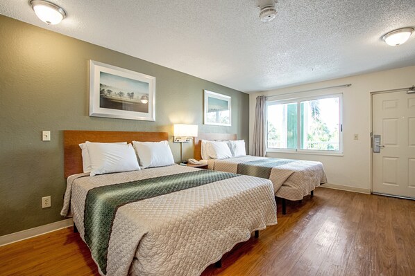 Free WiFi, bed sheets - HomeTowne Studios by Red Roof Denver - Lakewood West (Lakewood)