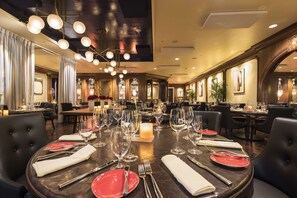 2 restaurantes: opção de café da manhã, almoço e jantar