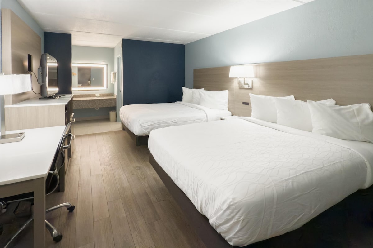 2 Double Beds Smoking Room Microwave And Refrigerator Work Desk Continental Breakfast