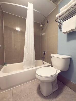Rainfall showerhead, free toiletries, towels