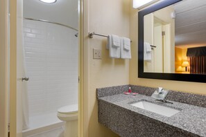 Douche à « effet pluie », articles de toilette gratuits