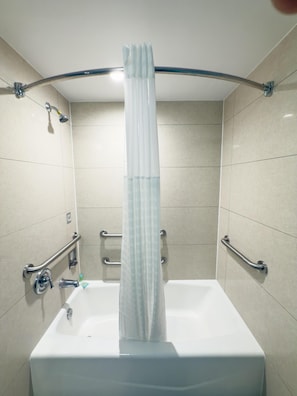 Regendusche, kostenlose Toilettenartikel, Handtücher