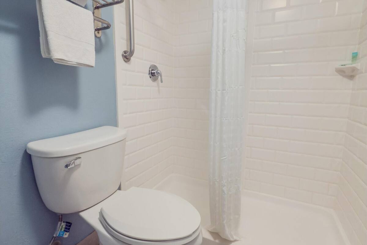 rainfall showerhead, free toiletries, towels