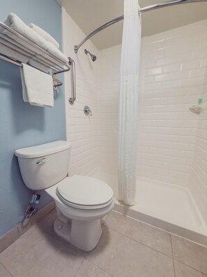 Rainfall showerhead, free toiletries, towels