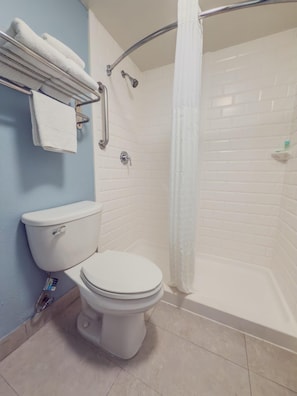 Rainfall showerhead, free toiletries, towels