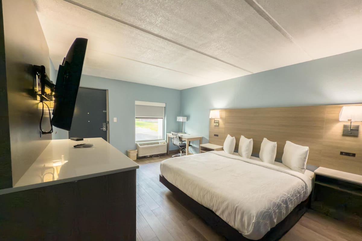 1 bedroom, desk, blackout drapes, WiFi (free)