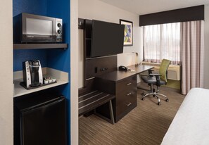 Suite, 1 très grand lit, non-fumeurs | Coffres-forts dans les chambres, ameublement personnalisé, bureau