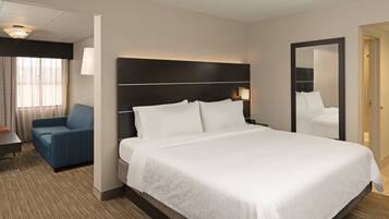 Suite, 1 trÚs grand lit, non-fumeurs | Coffres-forts dans les chambres, ameublement personnalisé, bureau