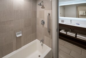 Ensemble baignoire-douche, articles de toilette (gratuits)