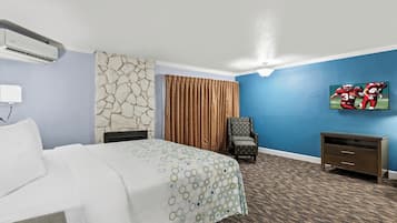 Suite, 1 cama King size, para no fumadores, junto a la alberca | Escritorio, espacio para trabajar con laptop y cortinas blackout