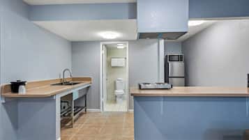 Suite, 1 King Bed, Non Smoking, Kitchenette | Private kitchen