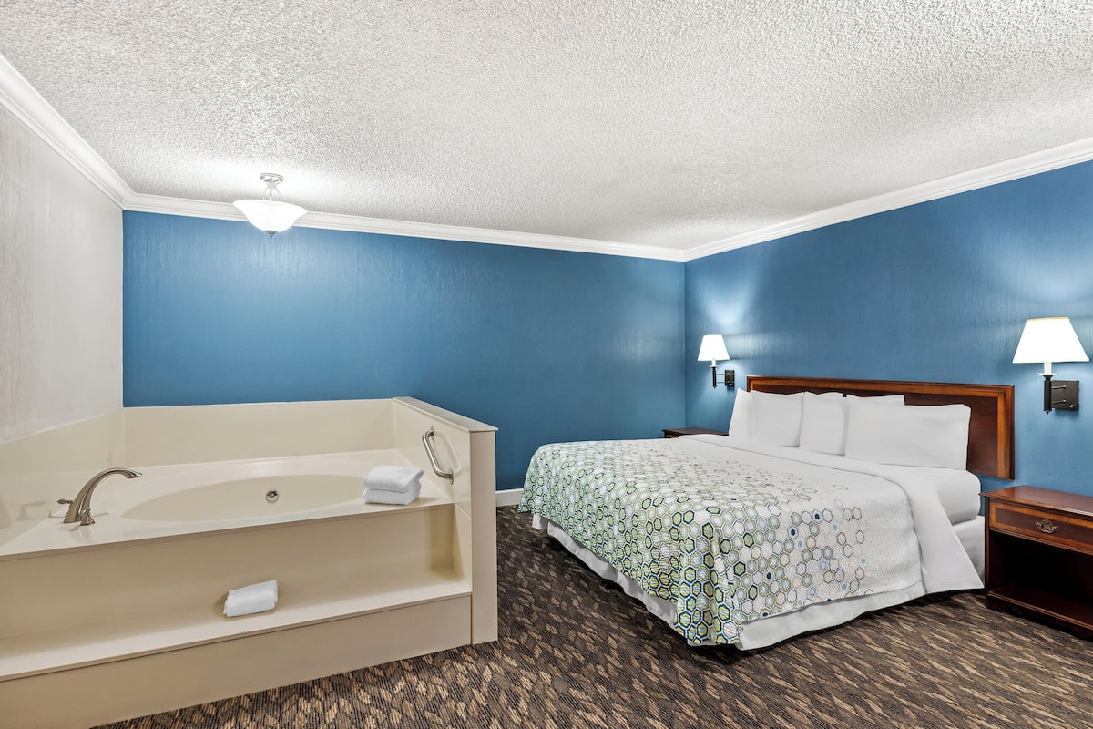 Suite, 1 King Bed, Non Smoking, Jetted Tub | 1 bedroom, desk, laptop workspace, blackout drapes